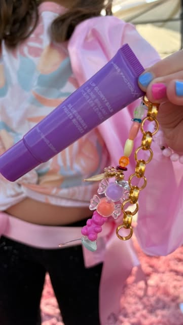 Taller de lip gloss con charms y pompones