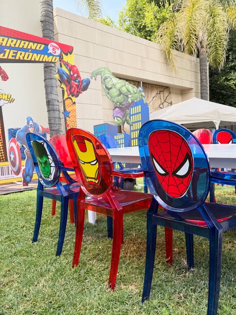 Sillas infantiles de superhéroes montadas en jardín por MORITA