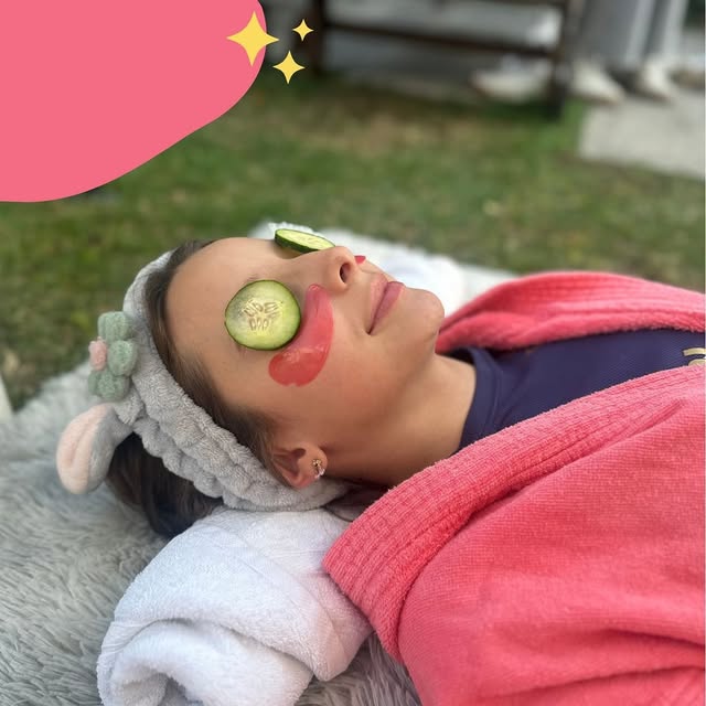 Niña relajada en el spa de MORITA con pepinos en los ojos