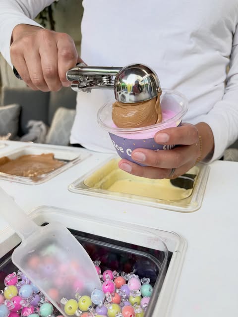 Carrito de helados sirviendo en una fiesta infantil