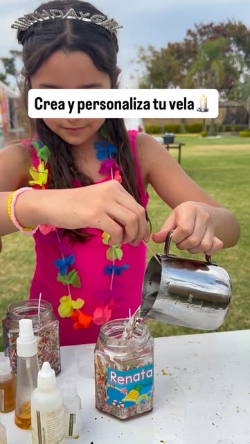 Niña creando su propia vela en un taller MORITA