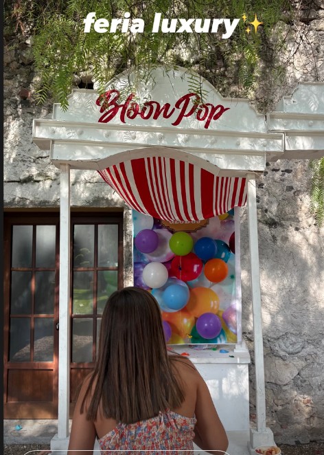 Puesto tipo feria de MORITA con toldo de rayas y globos de colores